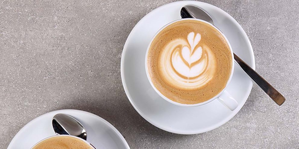 Cappuccino mit Latte Art Tulpe