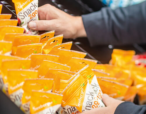 Seeberger Snacks werden in einen Vendingautomat gefüllt