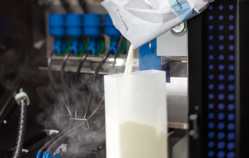 automatenbefuellung-toppingpulver Vendingauotmat wird mit Toppingpulver befüllt