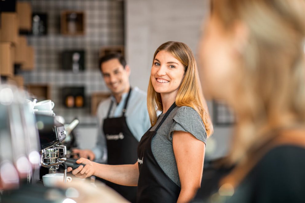 barista-seminare Teilnehmer üben an der Siebträgermaschine