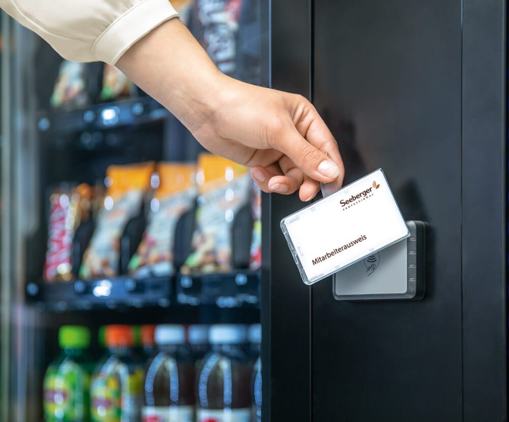 Bezahlen am Vendingautomat mit dem Mitarbeiterausweis