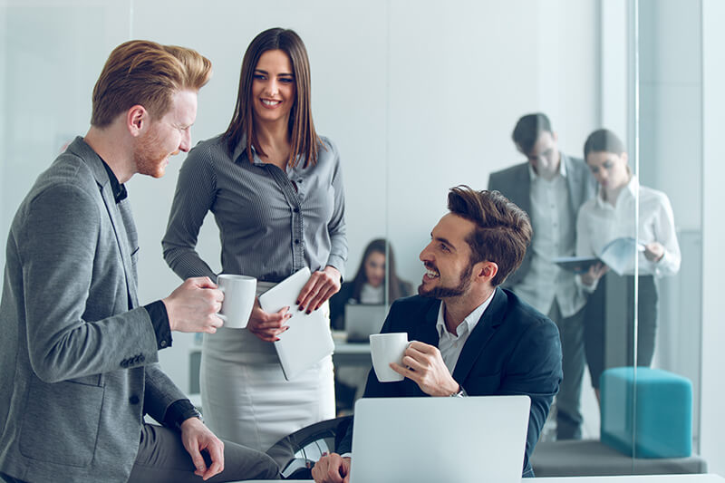 Personen unterhalten sich im Büro