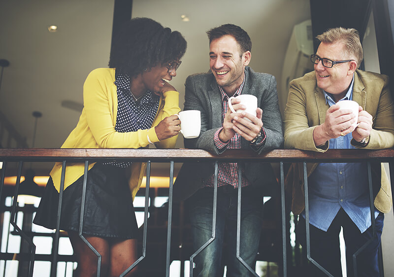 Personen trinken im Bürofoyer Kaffee