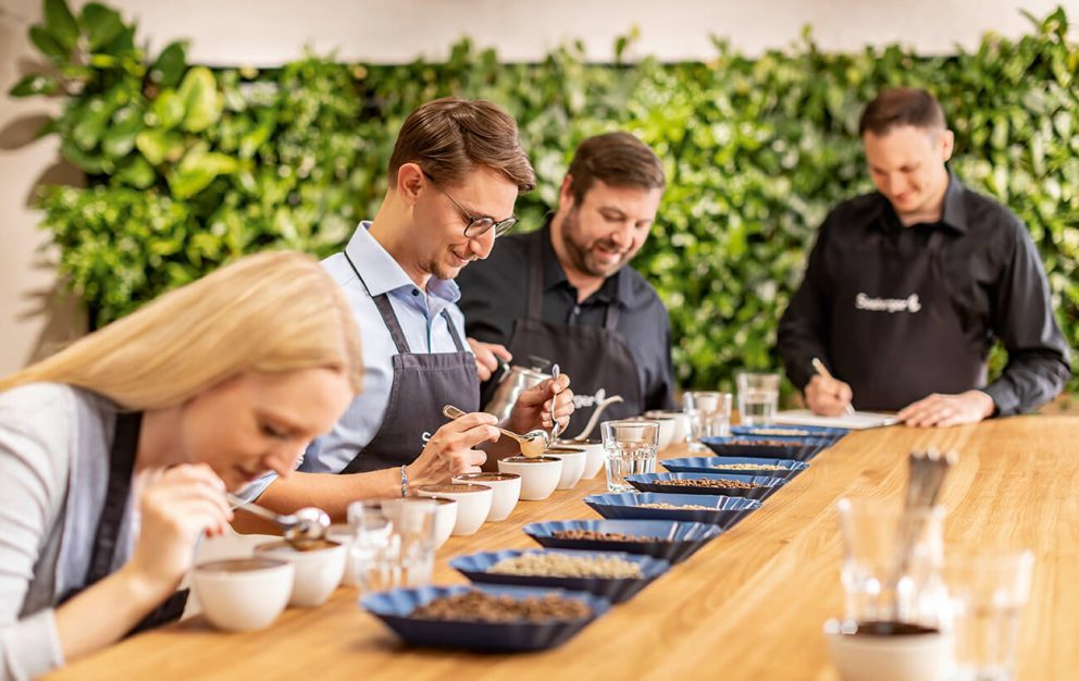 Personen beim Kaffee-Cupping