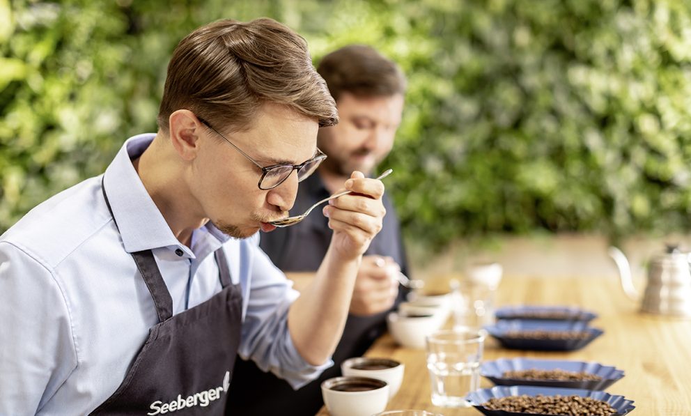 Person beim Kaffee-Cupping