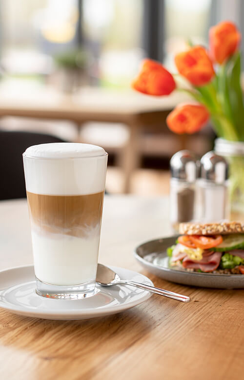 Latte macchiato, Bagel, Tulpen