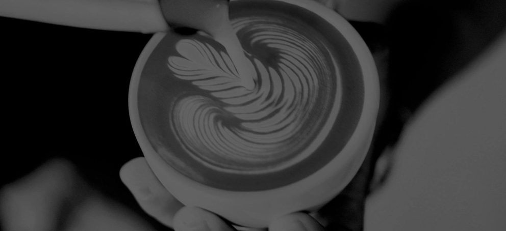 giulio-caffe-label-keyvisual Latte Art gießen in Giulio Caffe-Tasse