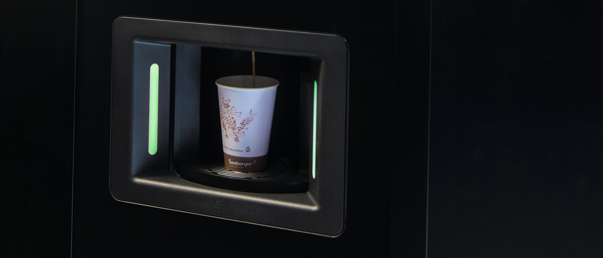 kaffeeautomat-kaffeebecher Kaffee wird im Kaffeevendingautomat zubereitet