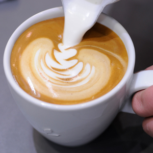 Latte Art Blatt gießen