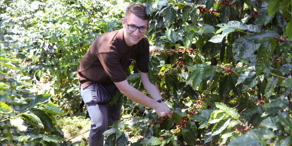 Seeberger Einkäufer Tim Eggel pflückt Kaffee in Nicaragua