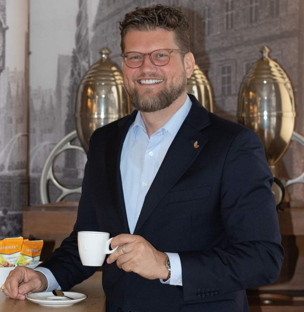 Seeberger Geschäftsführer Raphael Steinberg trinkt Kaffee