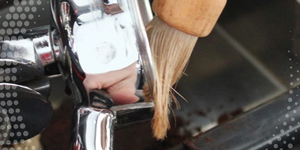 reinigung-siebtraeger Siebträger wird mit einem Pinsel gereinigt