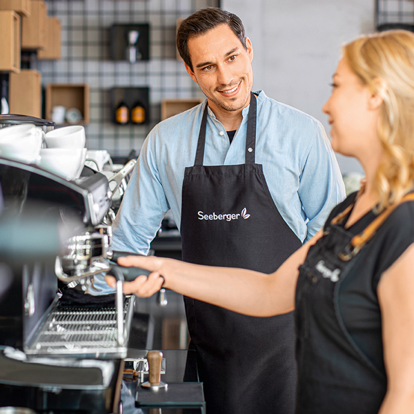 Seeberger Barista schult Teilnehmer im Kaffeeseminar am Siebträger