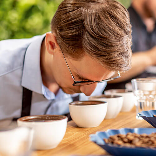 Seeberger Einkäufer Tim Eggel riecht an frisch gebrühtem Kaffee