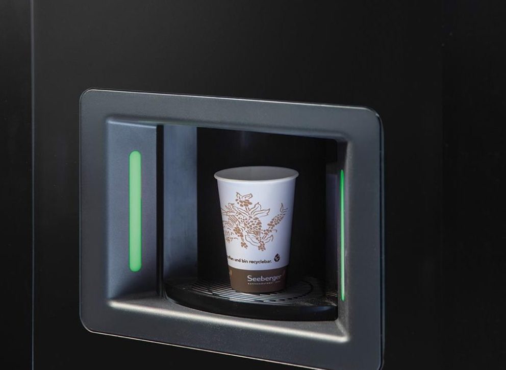 Coffee to go-Becher im Vendingautomat