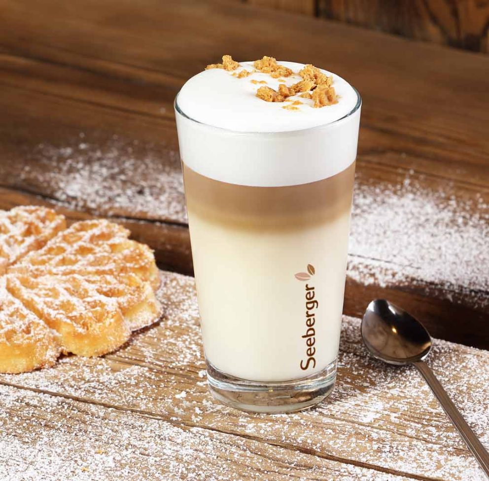 Kaffeerezept White Espresso im Latte macchiato-Glas und Waffel