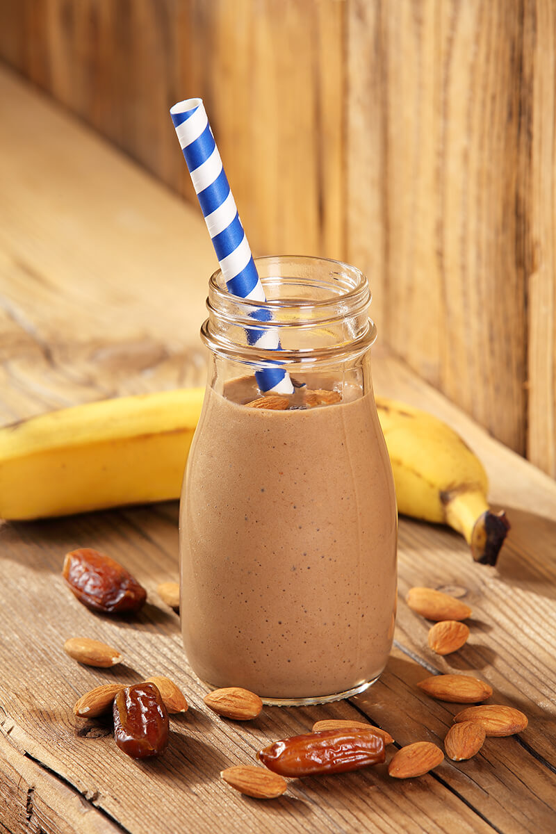 breakfast-on-the-move Kaffee-Shake mit Bananen, Datteln und Nüssen