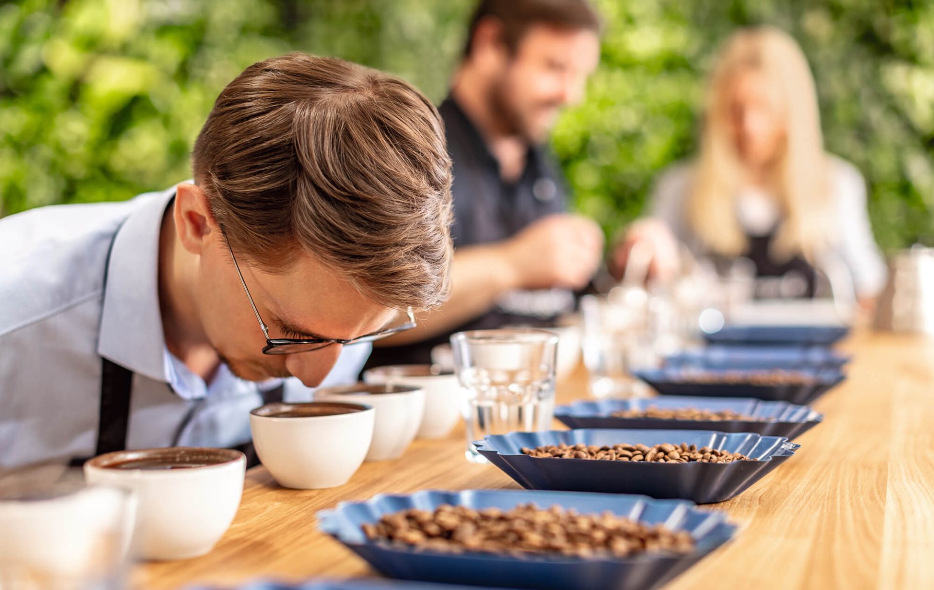 Personen bei der Kaffee-Verkostung