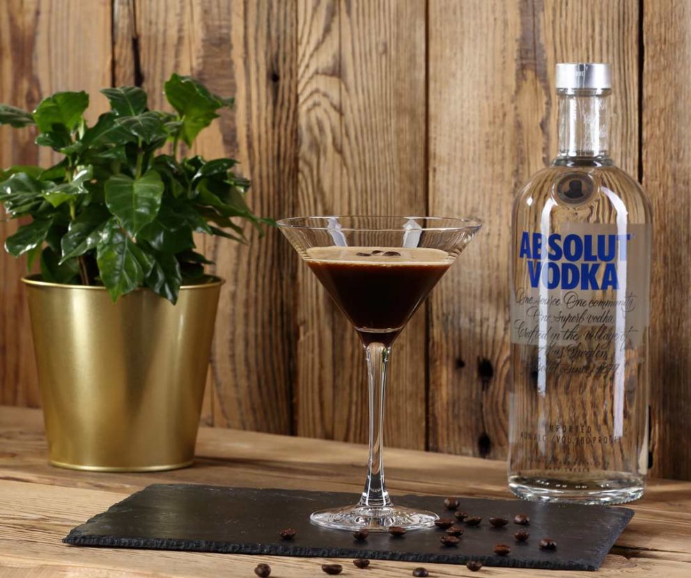 Espresso Martini neben Absolut Vodka