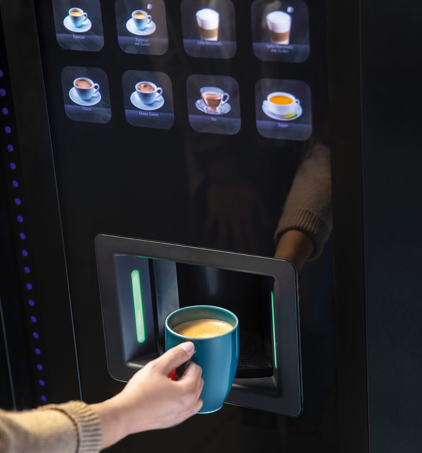 Kaffeentnahme am Heißgetränkeautomat