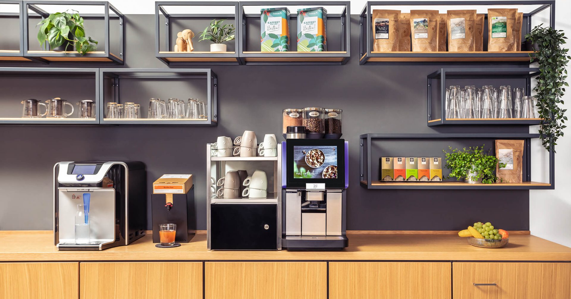 Mitarbeiterküche mit Wasserspender und Kaffeemaschine