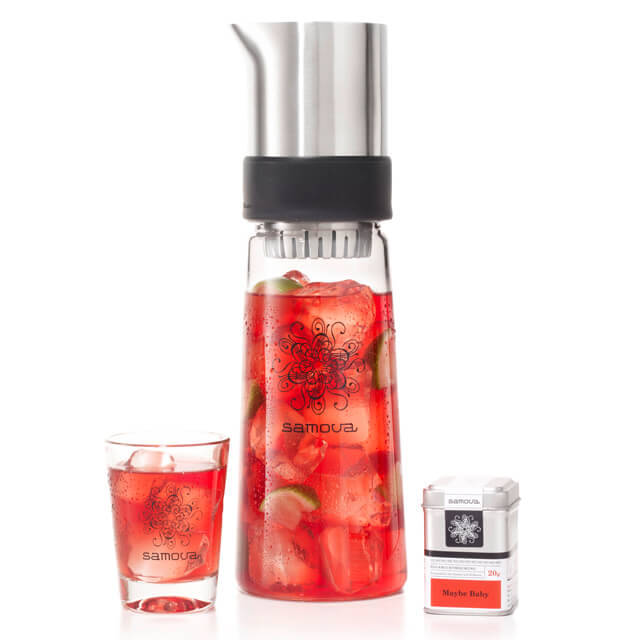 maybe-berry Samova Eistee-Cocktail Maybe Berry im Tea Jay umgeben von Samova Glas und Teedose