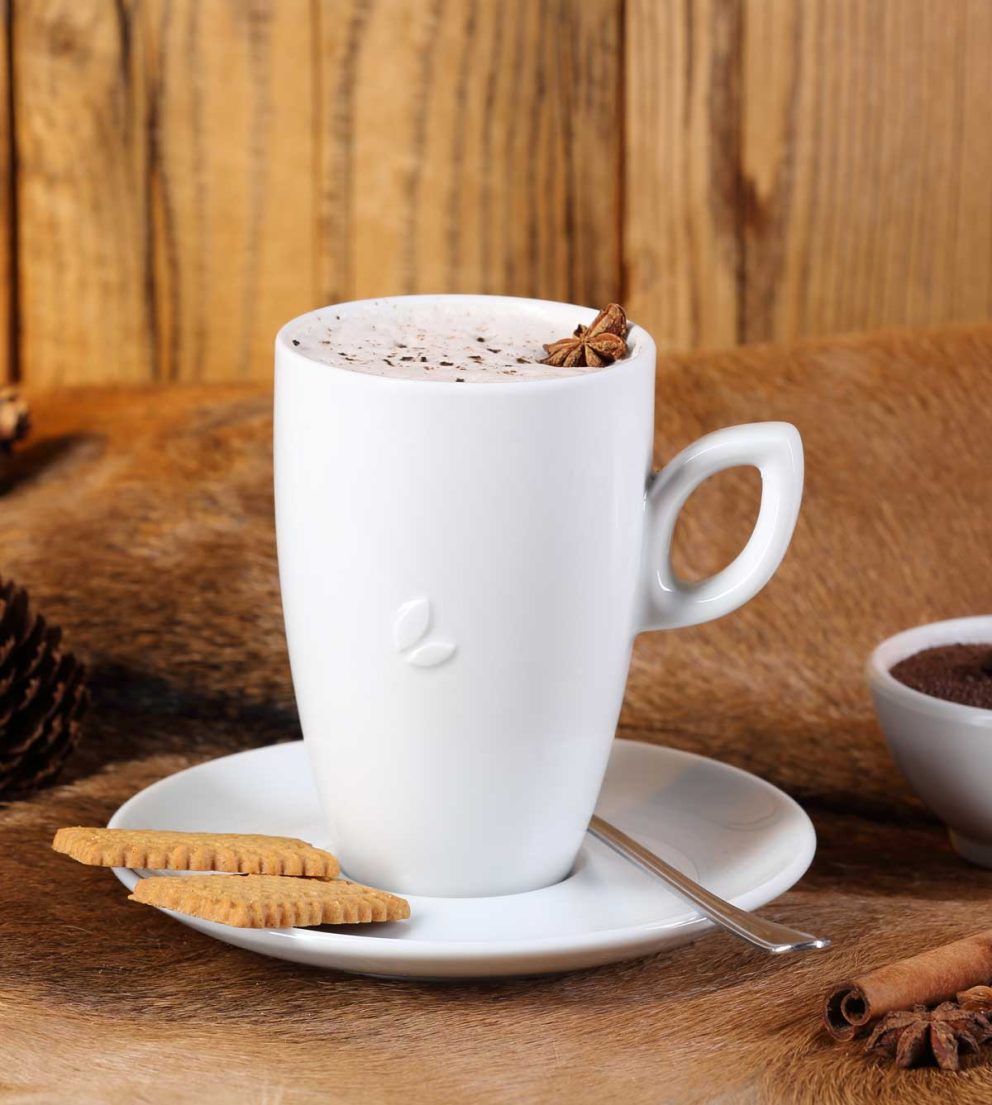 rezept-winterzauber Seeberger Rezept Winterzauber in der Tasse mit Keksen und braunem, warmen Hintergrund