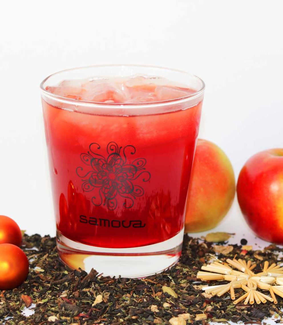 samova-rezept-redrednights Samova Winter-Eisteecocktail im Glas mit Äpfeln im Hintergrund