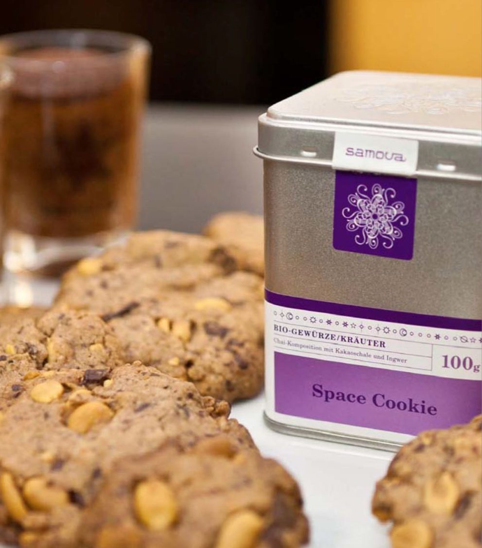 Cookies neben Teedose Space Cookie