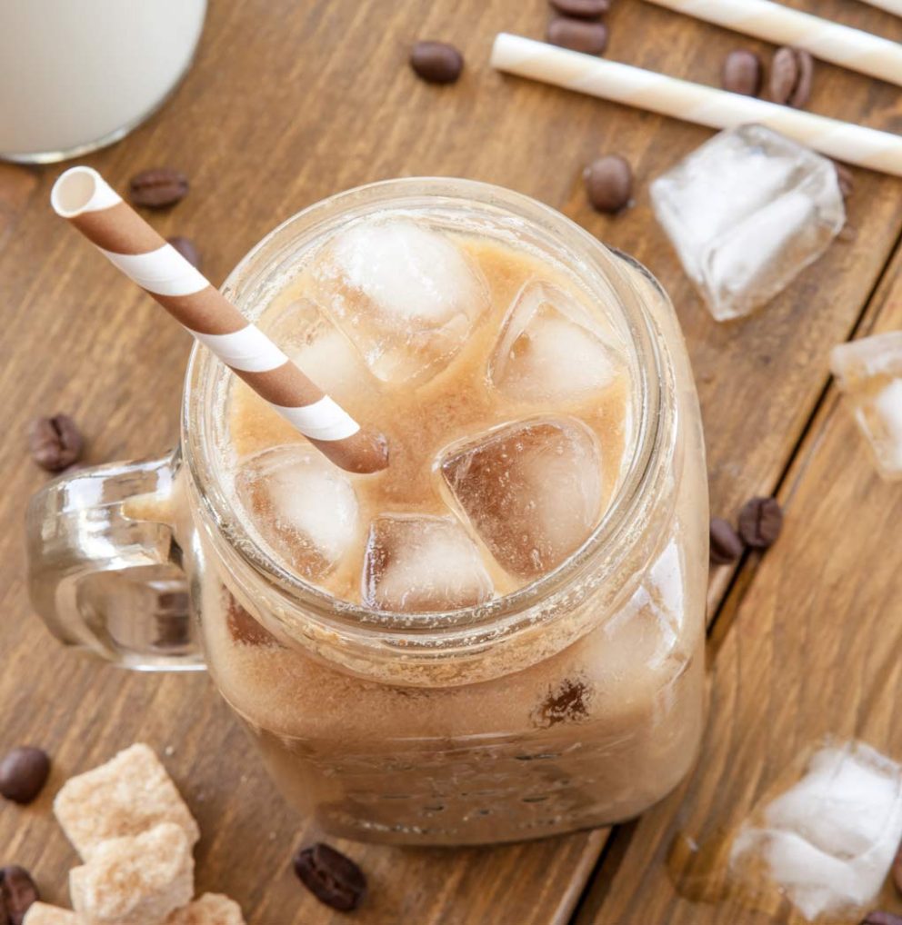 Cold Brew im Henkelglas mit Strohhalm und Eiswürfeln