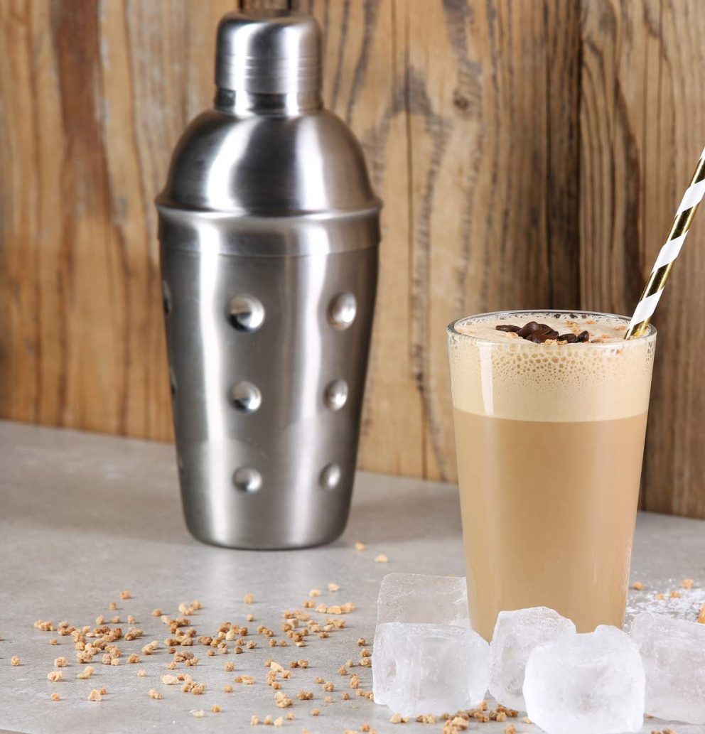 Iced Coffee neben Shaker