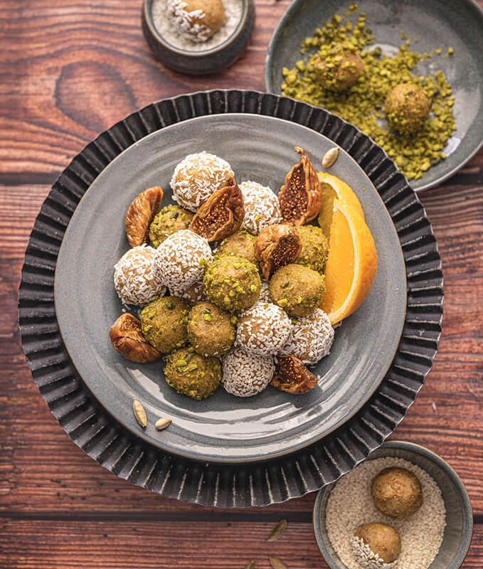 Energy Balls mit verschiedenen Toppings in einem Teller