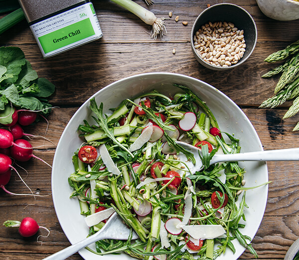 Salatschüssel Spargelsalat mit Radieschen und Ruccola