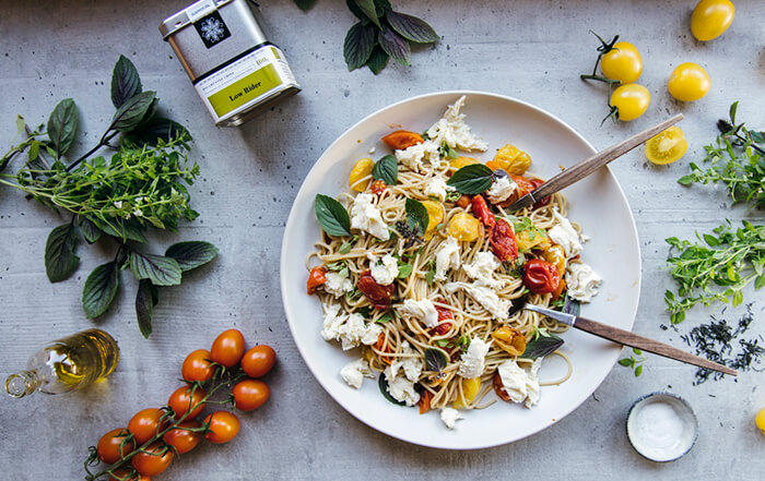 Spaghetti mit Tomaten, Burrata, Basilikum