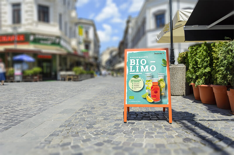 Fußgängerzone mit einem Straßenreiter und Poster