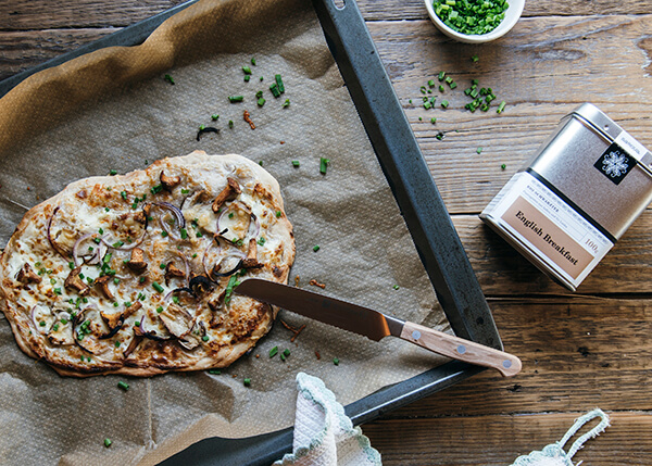 Flammkuchen auf einem Backblech