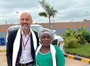 Ralph Beranek mit Farmerin in Afrika