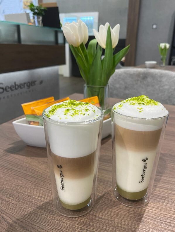 Zwei Latte macchiato mit Pistaziencreme und Pistazien-Topping